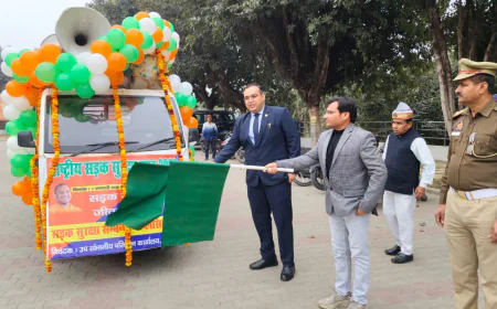 Kasganj news यातायात नियमों के प्रचार-प्रसार के लिए तैयार किए गये पब्लिसिटी वैन को कलैक्ट्रेट परिसर से डी एम द्वारा हरी झण्डी दिखाकर किया रवाना।