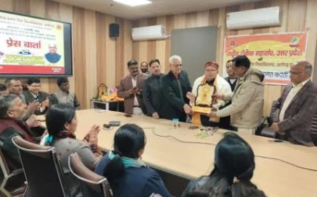 Kasganj news राष्ट्रीय शौक्षिक महासंघ ने कुलपति के 1 वर्ष का कार्यकाल पूर्ण होने पर दी बधाई