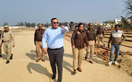 Kasganj news कासगंज पुलिस लाइन्स में बन रही दर्शक दीर्घा का डीएम व एसपी ने  किया निरीक्षण