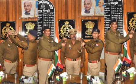 Mainpuri News : पुलिस अधीक्षक ने पदोन्नत हुए  उप-निरीक्षकों के कंधों पर लगाए सितारे