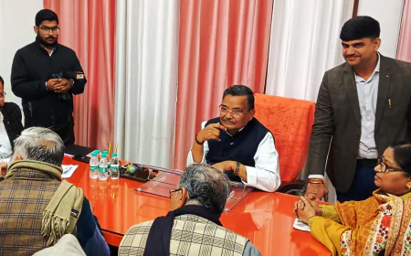 मैनपुरी में मंत्री जयवीर सिंह ने गोल्डन कार्ड और अवैध कब्जों पर अधिकारियों को कड़ा निर्देश दिया