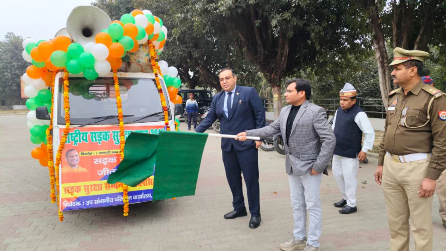 Kasganj news यातायात नियमों के प्रचार-प्रसार के लिए तैयार किए गये पब्लिसिटी वैन को कलैक्ट्रेट परिसर से डी एम द्वारा हरी झण्डी दिखाकर किया रवाना।