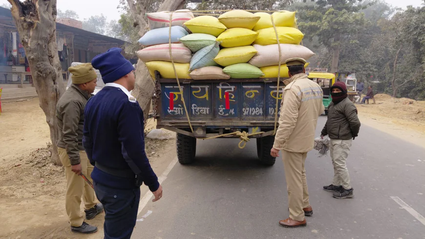 Kasganj news घने कोहरे को देखते हुए सड़क दुर्घटनाओं में कमी लाये जाने हेतु ट्रैक्टर ट्रालियों में रेट्रो रिफ्लेक्टर टेप लगवाए गए