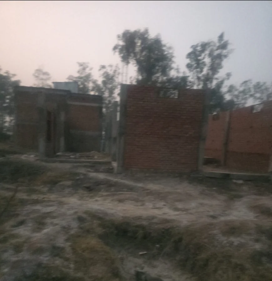कागज़ों में गिरा अवैध मकान, ज़मीन पर खड़ा रहा ढांचा