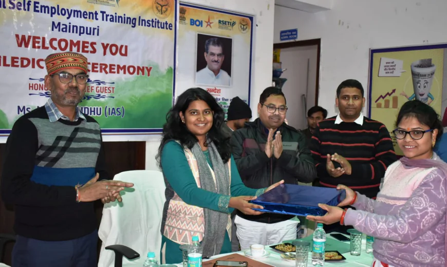 Mainpuri News :  आरसेटी में सफल उद्यमियों का सम्मान, मुख्य विकास अधिकारी ने बांटे प्रमाण पत्र