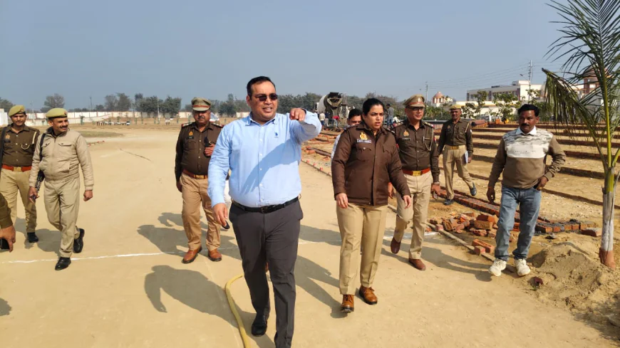 Kasganj news कासगंज पुलिस लाइन्स में बन रही दर्शक दीर्घा का डीएम व एसपी ने  किया निरीक्षण