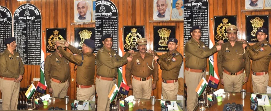 Mainpuri News : पुलिस अधीक्षक ने पदोन्नत हुए  उप-निरीक्षकों के कंधों पर लगाए सितारे