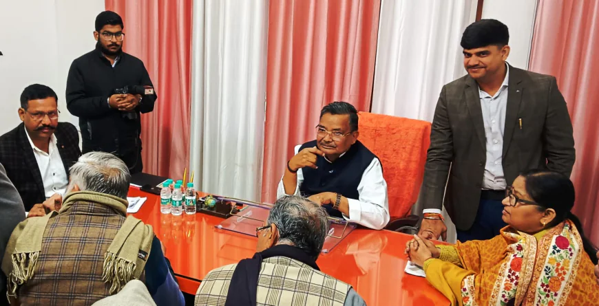 मैनपुरी में मंत्री जयवीर सिंह ने गोल्डन कार्ड और अवैध कब्जों पर अधिकारियों को कड़ा निर्देश दिया