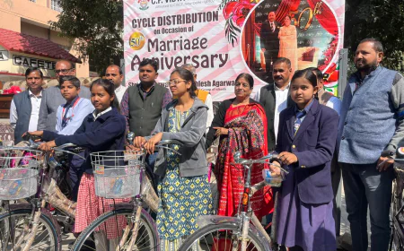 समाज सेवी मिथलेश अग्रवाल ने अपनी पचासवीं वैवाहिक वर्षगांठ के अवसर पर साइकिल वितरण की एक सराहनीय पहल की