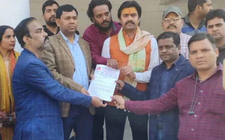 मानदेय भुगतान में देरी पर एनएचएम संघ का प्रदर्शन, डीएम व सीएमओ को सौंपा ज्ञापन