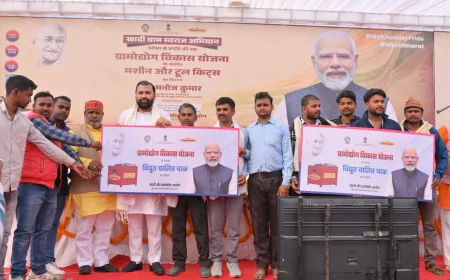 प्रधानमंत्री श्री नरेंद्र मोदी के संसदीय क्षेत्र वाराणसी में केवीआईसी अध्यक्ष श्री मनोज कुमार ने 885 कारीगरों को 1602 मशीनें और टूलकिट वितरित किए