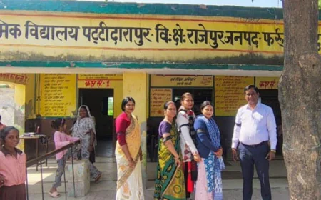 टीईटी अनिवार्यता के विरोध में हाथों में काली पट्टी बांध कर किया शिक्षण कार्य