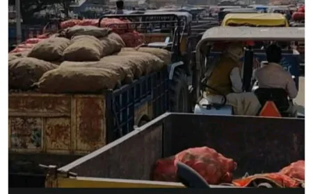 Farrukhabad News : सातनपुर मंडी में आलू की बंपर आवक से महाजाम, घंटों फंसे किसान