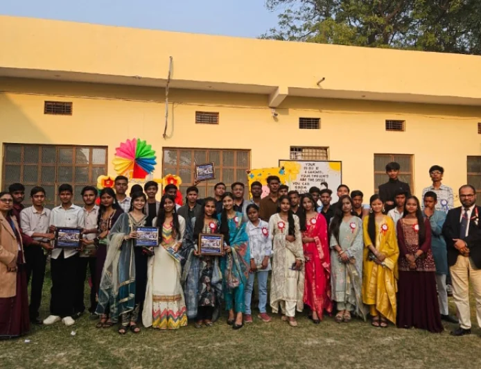 Farrukhabad News : किरण पब्लिक स्कूल में भव्य विदाई समारोह आयोजन