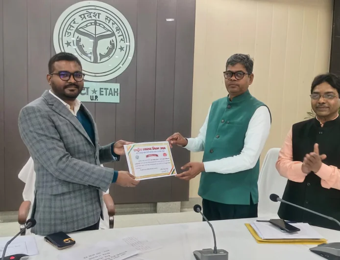 वीएचएनडी मॉनिटरिंग में एटा को प्रदेश में चौथा स्थान, 15 अधिकारी सम्मानित