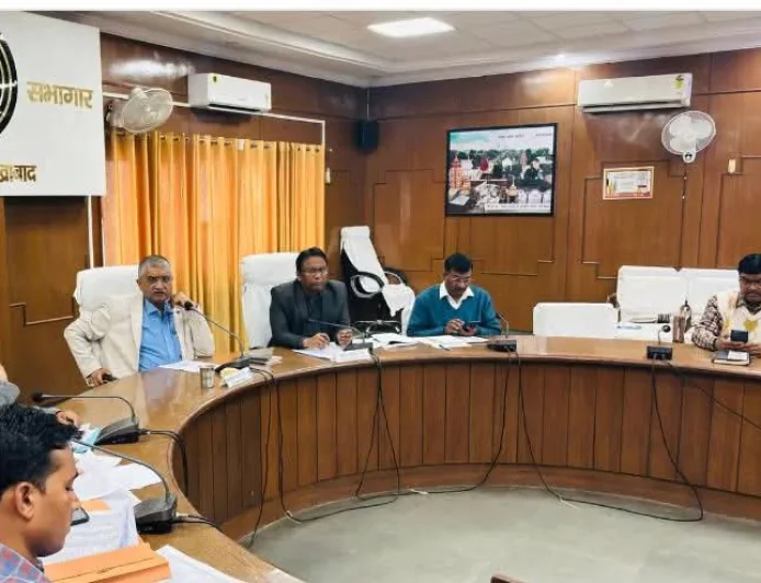 फार्मर रजिस्ट्री में लापरवाही पर डीएम का सख्त रुख, अधिकारियों को नोटिस और हर दिन समीक्षा के निर्देश