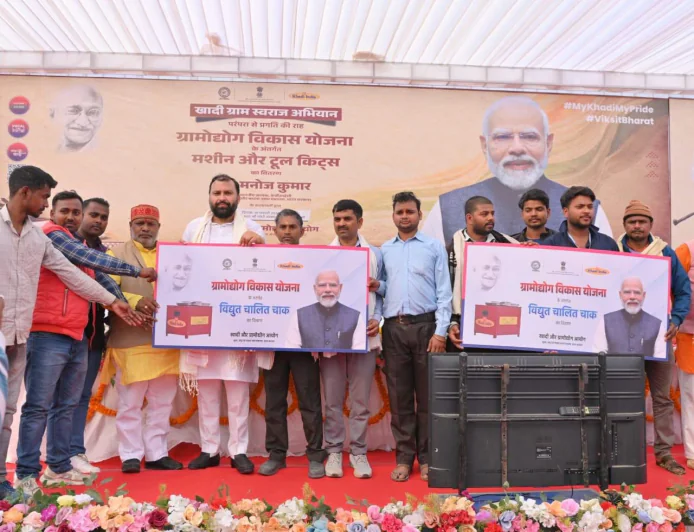 प्रधानमंत्री श्री नरेंद्र मोदी के संसदीय क्षेत्र वाराणसी में केवीआईसी अध्यक्ष श्री मनोज कुमार ने 885 कारीगरों को 1602 मशीनें और टूलकिट वितरित किए