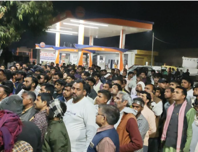 Kasganj news  अमांपुर में दिल दहला देने वाली वारदातः बंद मकान में एक ही परिवार के 5 शव,पति फांसी के फंदे पर लटका मिला पत्नी बच्चे फर्श पर