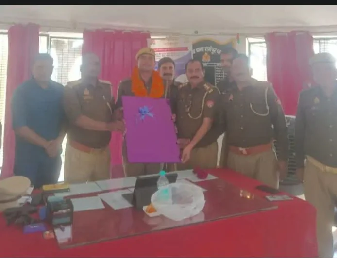 तीन साल बाद सिपाही रविराज सिंह का तबादला, ग्रामीणों और पुलिसकर्मियों ने दी भावभीनी विदाई