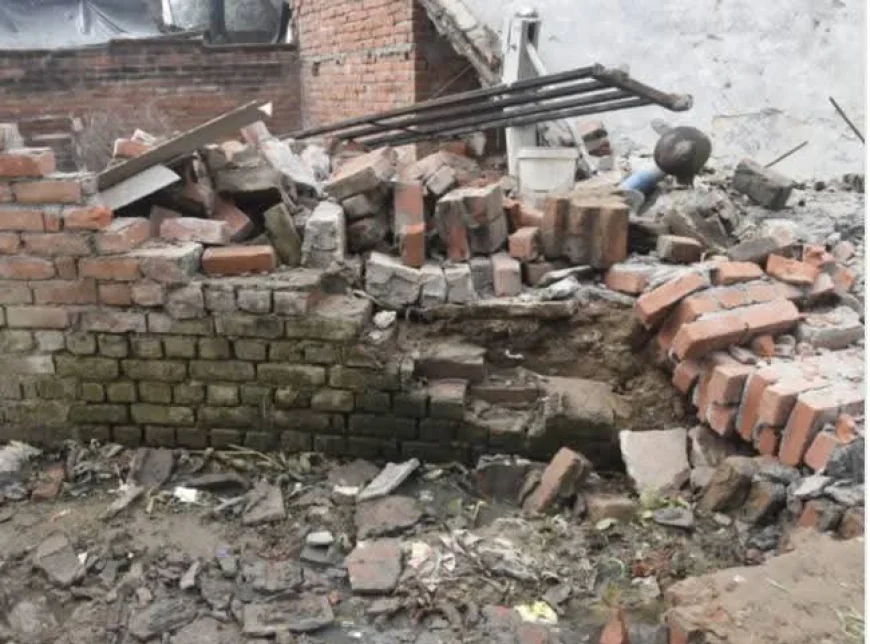 प्रशासन की लापरवाही ने छीनी गरीब की छत, नाली निर्माण के चलते ढहा पक्का मकान