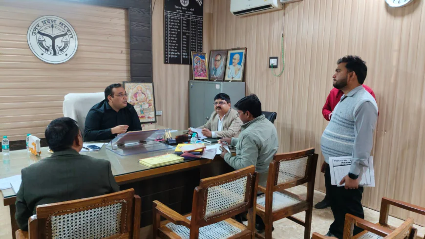 Kasganj news जिलाधिकारी प्रणय सिंह ने आज खंड विकास कार्यालय सोरों का औचक निरीक्षण किया।