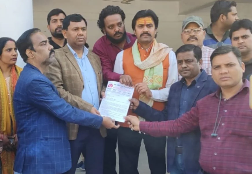 मानदेय भुगतान में देरी पर एनएचएम संघ का प्रदर्शन, डीएम व सीएमओ को सौंपा ज्ञापन