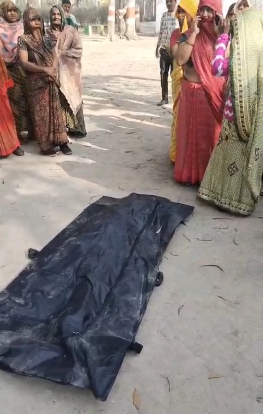 Etah News : जामुन के पेड़ से लटका मिला नाबालिग, पोस्टमार्टम के लिए भेजा गया शव