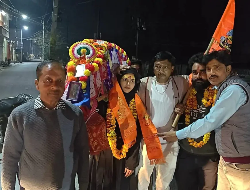Kasganj news बुर्का पहनकर कांवड़ यात्रा पर निकली मुस्लिम महिला, हिंदू समाज ने फूल-मालाओं और पटका पहनाकर किया सम्मान