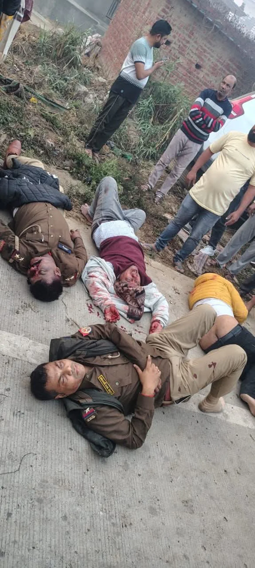 दबिश से लौट रही गोरखपुर पुलिस की स्कॉर्पियो पेड़ से टकराई, दरोगा की मौत, पांच घायल