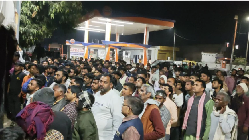 Kasganj news  अमांपुर में दिल दहला देने वाली वारदातः बंद मकान में एक ही परिवार के 5 शव,पति फांसी के फंदे पर लटका मिला पत्नी बच्चे फर्श पर