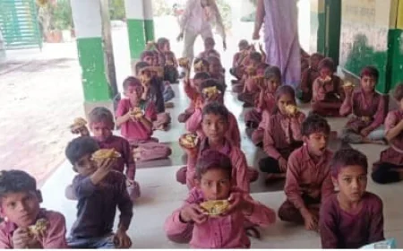 प्राथमिक विद्यालय मदारपुर में बच्चों ने जमकर खेली होली खूब खाई कचौड़ी