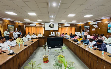 जिलाधिकारी की अध्यक्षता में गैस एजेंसियों व पेट्रोल पंप संचालकों की बैठक, कालाबाजारी पर चेतावनी