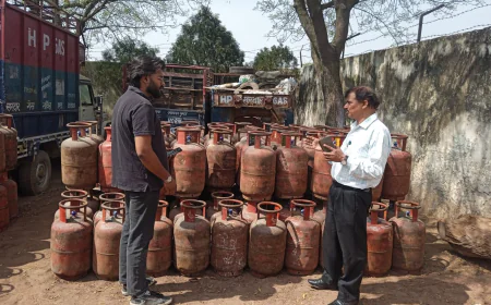 Etah News : गैस सिलेंडर, पेट्रोल-डीजल की पर्याप्त उपलब्धता, अफवाहों से बचें — जिला प्रशासन