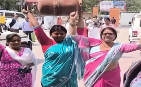 गैस की किल्लत और बढ़ते दामों सपा की महिला कार्यकर्ताओं का प्रदर्शन, कलेक्ट्रेट पर जमकर किया हंगामा