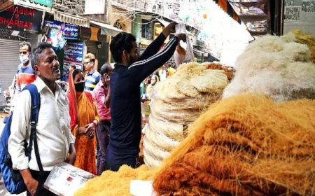 Farrukhabad News : ईद की चमक से बाजार गुलजार, उमड़ी भीड़