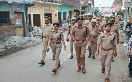 Kasganj news चैत्र नवरात्रि व ईद-उल-फितर के दृष्टिगत  पुलिस अधीक्षक कासगंज द्वारा कस्बा सहावर एवं गंजडुण्डवारा में फुट पेट्रोलिंग कर सुरक्षा व्यवस्था का लिया जायजा