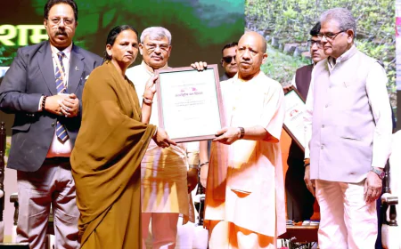 एटा वन प्रभाग के लिए गौरवपूर्ण क्षण: माली श्रीमती रीना को मुख्यमंत्री द्वारा सम्मानित