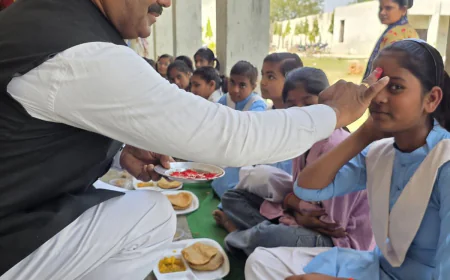 Kasganj news अमाँपुर विधानसभा 101 के समाजसेवी धीरेंद्र तोमर ने 500 से अधिक कन्याओं को कराया भोज