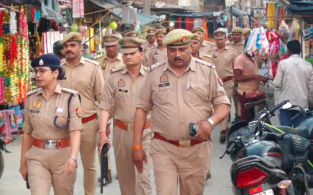 Kasganj news अमांपुर में रामनवमी त्यौहार पर पुलिस ने व्यवस्थाओं के मध्यनजर किया पैदल मार्च,धार्मिक स्थलों पर पुलिस की‌ नजर