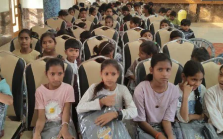 कायमगंज में जेसीज क्लब ने 150 बच्चों को बांटे स्कूल बैग, खिले मासूमों के चेहरे