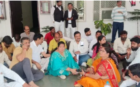 Farrukhabad News : प्राइवेट स्कूलों की मनमानी के खिलाफ फूटा गुस्सा, कलेक्ट्रेट पर धरना