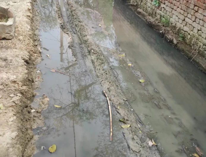 नगला जौ गांव में विकास कार्य ठप, गलियों में कीचड़ और जलभराव से ग्रामीण परेशान