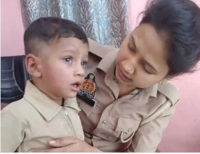 कायमगंज में भटका मासूम सोशल मीडिया की मदद से मां से मिला