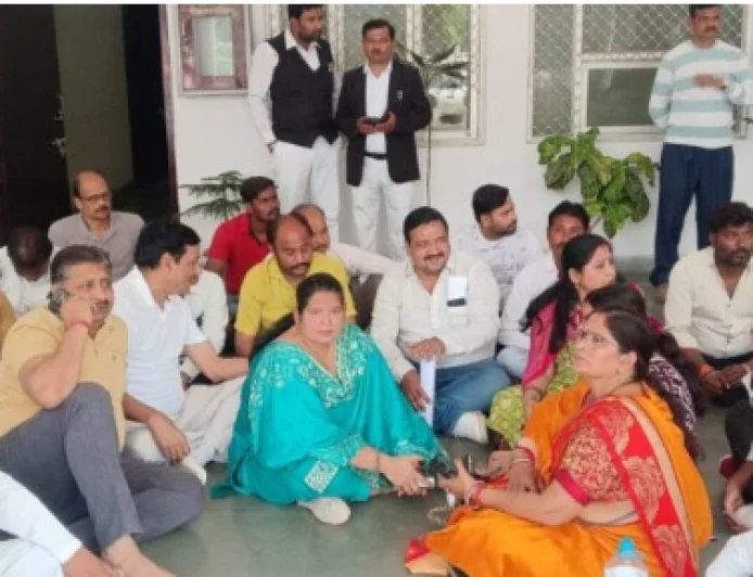 Farrukhabad News : प्राइवेट स्कूलों की मनमानी के खिलाफ फूटा गुस्सा, कलेक्ट्रेट पर धरना