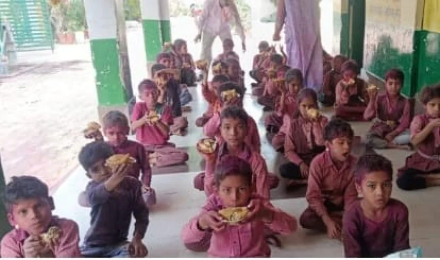 प्राथमिक विद्यालय मदारपुर में बच्चों ने जमकर खेली होली खूब खाई कचौड़ी