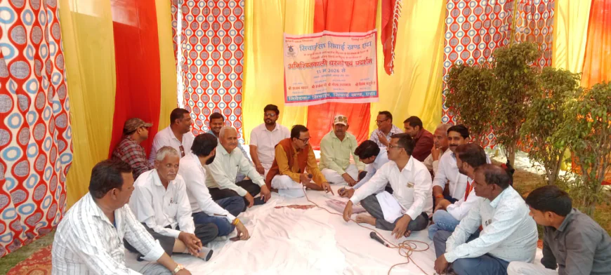 Etah News : सिंचाई खंड एटा में भ्रष्टाचार का महाघोटाला! कर्मचारियों का फूटा गुस्सा, एक्सईएन के खिलाफ अनिश्चितकालीन धरना