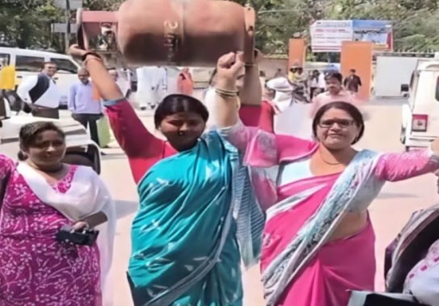 गैस की किल्लत और बढ़ते दामों सपा की महिला कार्यकर्ताओं का प्रदर्शन, कलेक्ट्रेट पर जमकर किया हंगामा