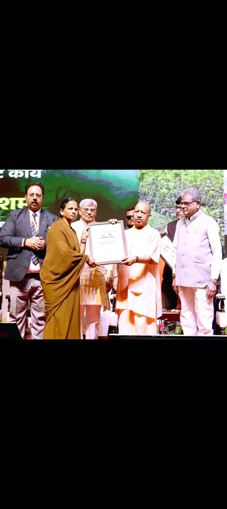 एटा वन प्रभाग के लिए गौरवपूर्ण क्षण: माली श्रीमती रीना को मुख्यमंत्री द्वारा सम्मानित