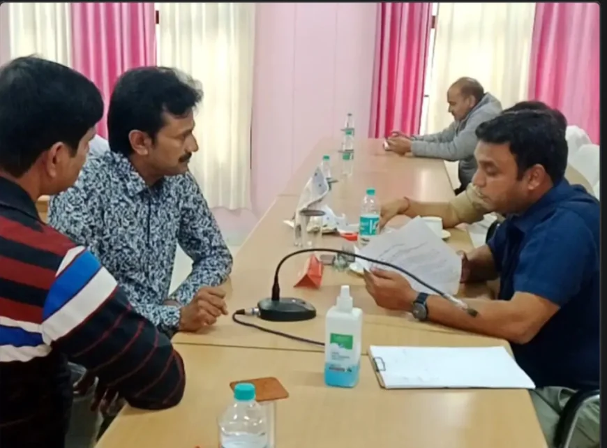 Kasganj news संपूर्ण समाधान दिवस में सड़क निर्माण पर आपत्तिः फरियादी ने RCC की जगह इंटरलॉक ईंटों से सड़क बनाने की मांग