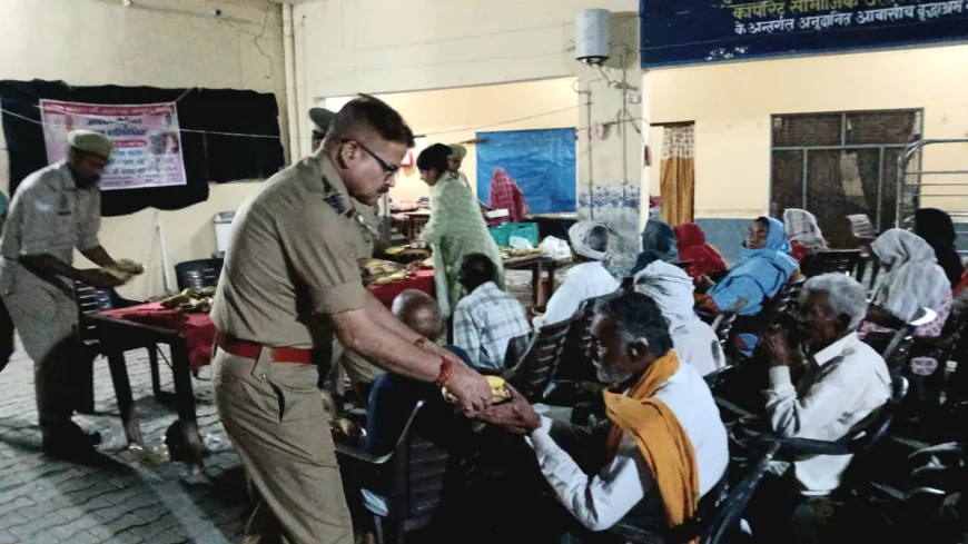 Kasganj news एसपी द्वारा वृद्धाश्रम पर पहुंच जरुरतमंद एवं निराश्रितों को वितरित की खाद्य सामग्री।